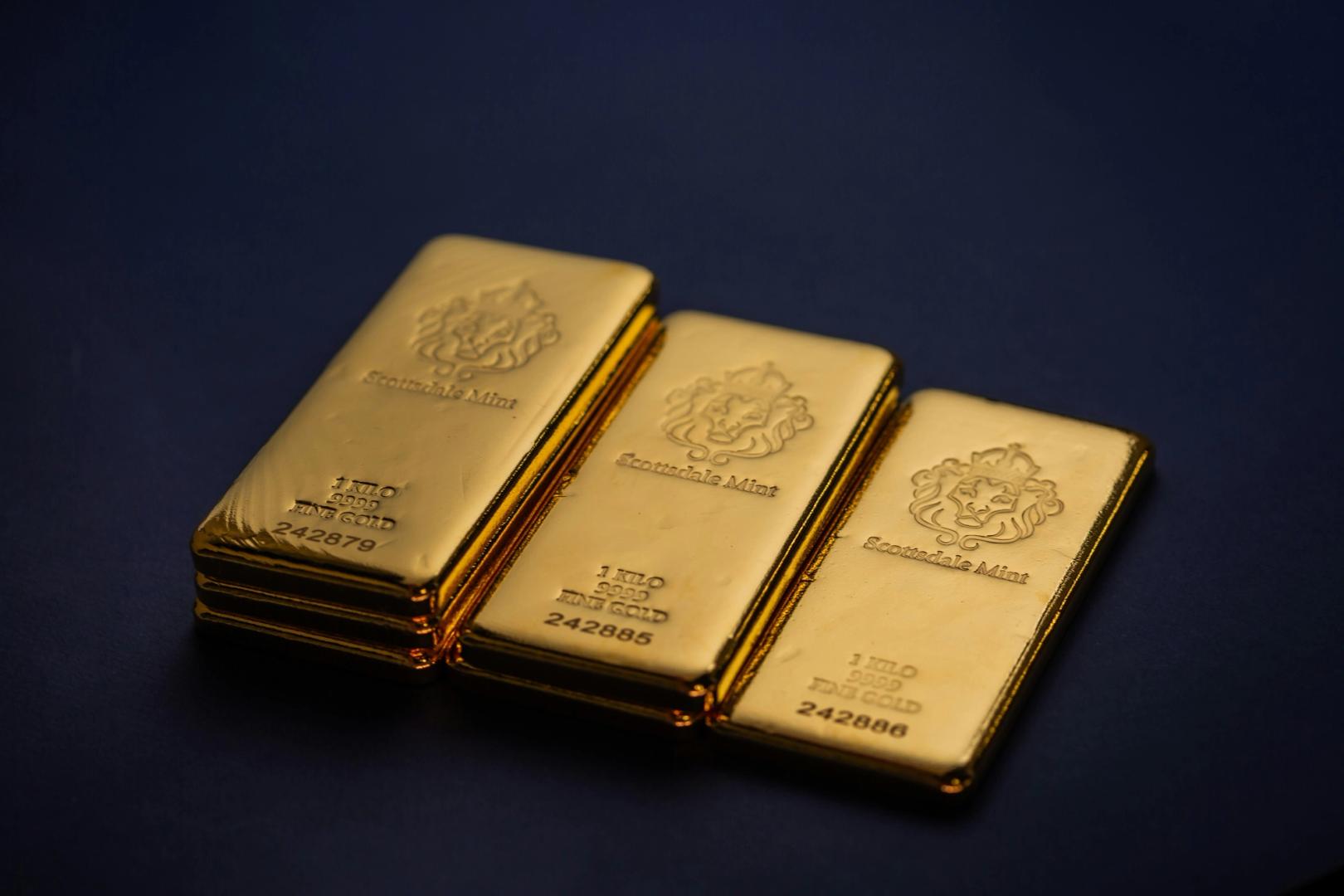 Биткойн обогнал золото: к отметке в $100 000