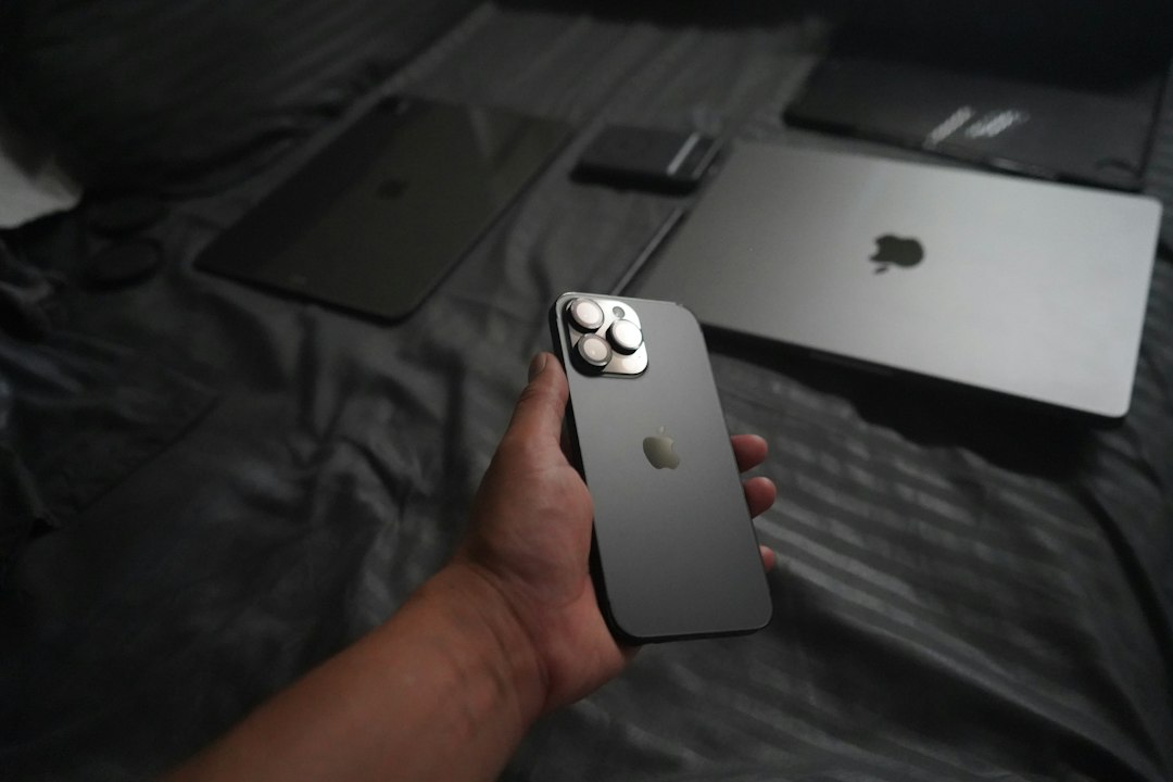 Айфон как GPU для MacBook: LocalLLaMA проверяет, насколько это работает на практике