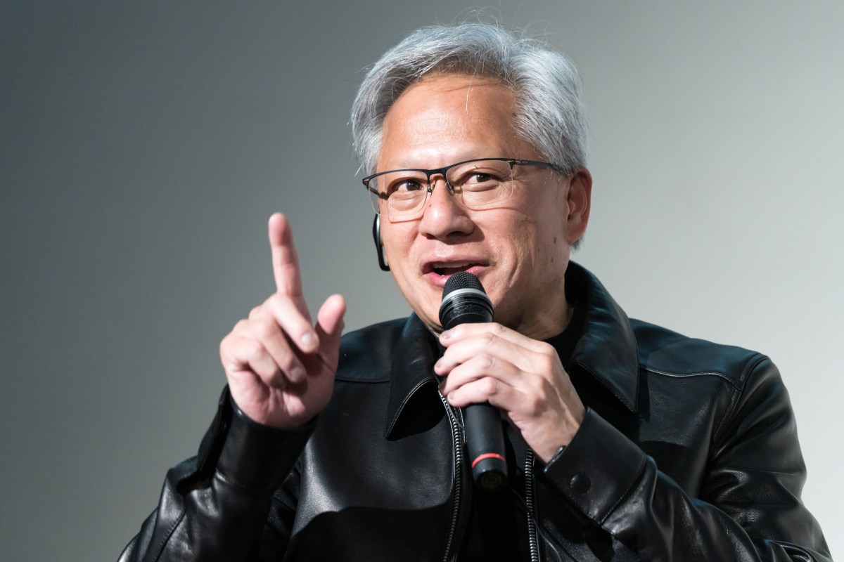Huang показал iPhone складной до релиза, отвлекая от разговора про ИИ