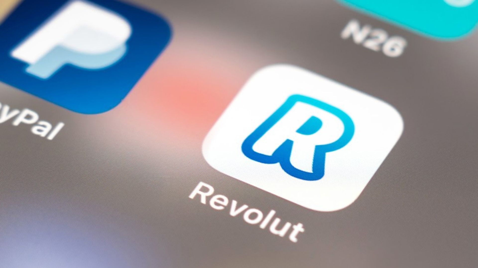 Revolut раздал данные клиентов мошенникам под видом госзапроса