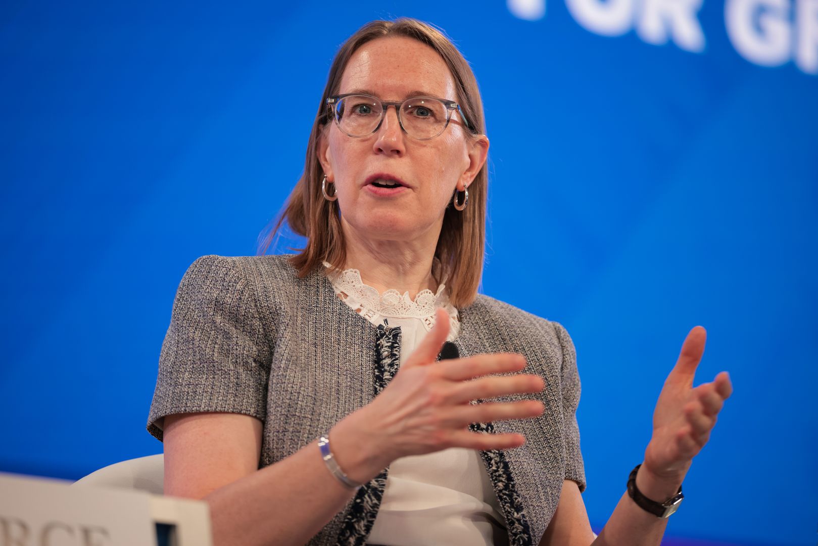 Пирс уходит, вопросы остаются: о чём спорит крипто-индустрия с SEC