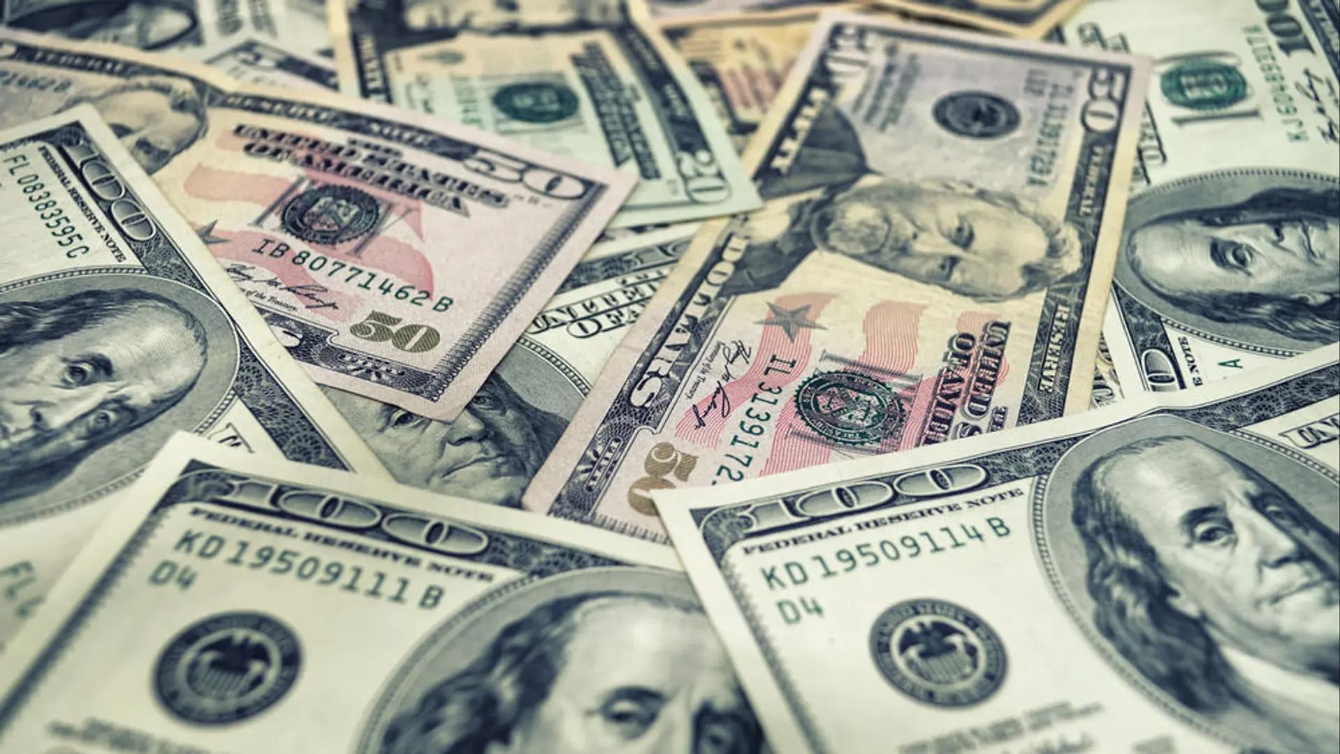 Доллар атакует: как укрепление USD влияет на биткоин