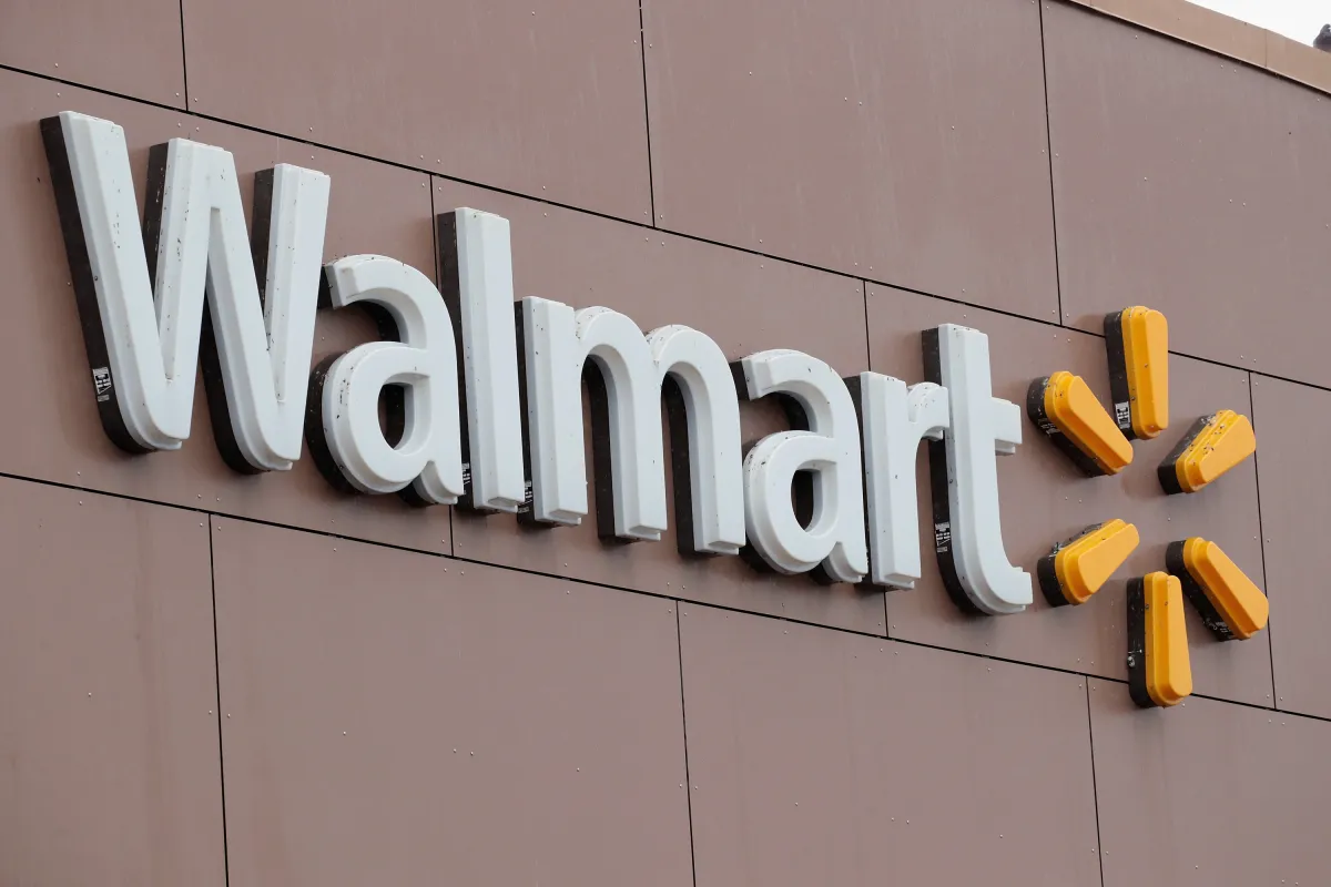 Walmart приглашает AI-агентов, Amazon их блокирует